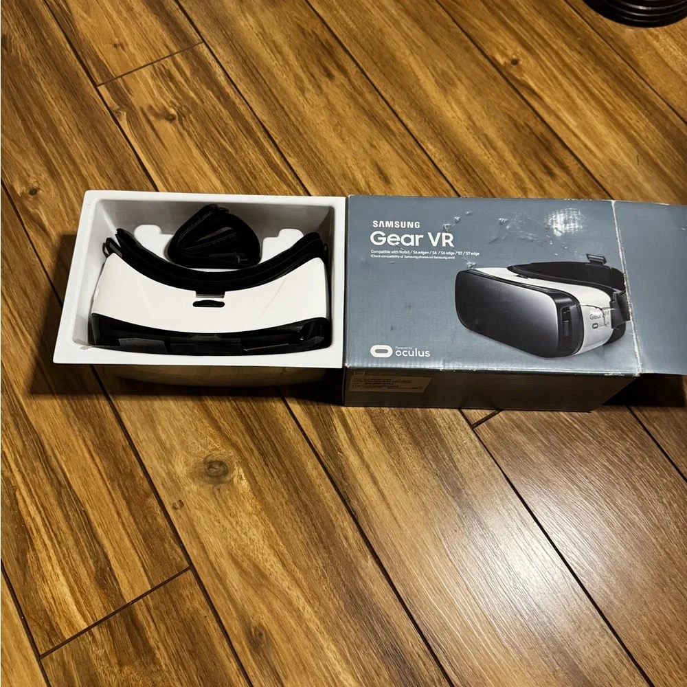 Samsung Smartphone VR Headset Black and White Model SM-R322